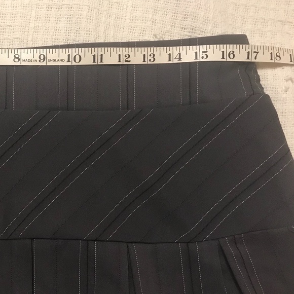 Pleated Bottom Grey Miniskirt - size Large - Picture 4 of 5